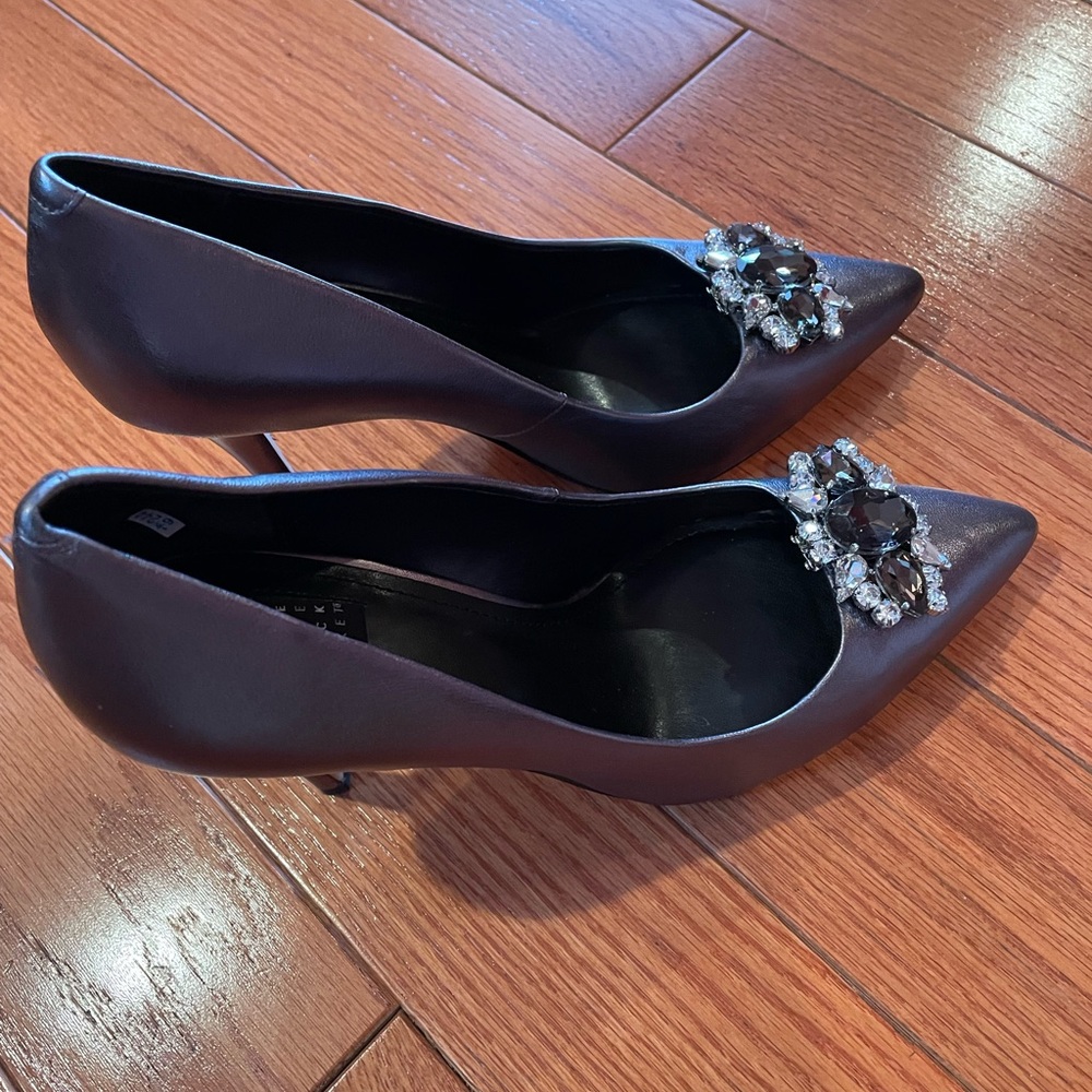 White House Black Market designer high heels shoes with crystal brooches. Size 7